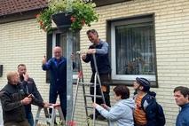 Vorstand Matthias Pietschmann brachte mit die Blumenampeln an.