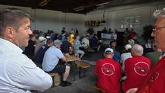 Oberbürgermeister Steffen Scheller zu Gast beim Briefing zum ersten Wertungstag der Segelflug-DM.