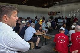 Oberbürgermeister Steffen Scheller zu Gast beim Briefing zum ersten Wertungstag der Segelflug-DM.