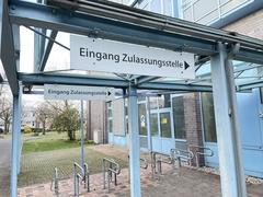 Eingangsschíld der Zulassungsstelle