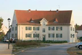 Zweistöckiges Wohnhaus mit Spitzdach