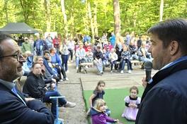 Der Fördervereins-Vorsitzende Oliver Windeck und Oberbürgermeister Steffen Scheller weihten die sanierte Waldbühne im Krugpark offiziell ein.