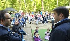Der Fördervereins-Vorsitzende Oliver Windeck und Oberbürgermeister Steffen Scheller weihten die sanierte Waldbühne im Krugpark offiziell ein.