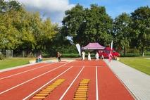 Die neue Tartanbahn hat vier Bahnen.