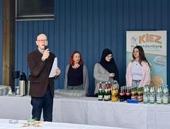 Ein Mann mit Mikro in der Hand