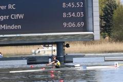 Ruderin vor Anzeigentafel