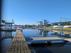 vorbereitetes Kanu-Polo-Spielfeld im Vordergrund, im Hintergrund die Regattastrecke Beetzsee (Richterturm und Zuschauertribüne)