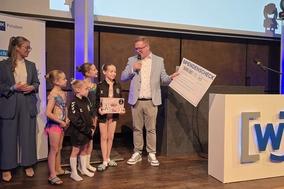 Die 500-Euro-Spende der Wirtschaftsjunioren Brandenburg ging an die Sportakrobaten des FC Borussia Brandenburg.
