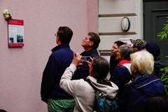 Die Tafel ist der Öffentlichkeit übergeben.