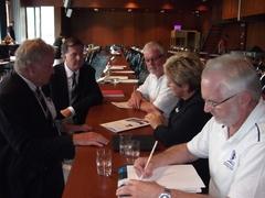 FISA-Präsident Denis Oswald und Matt Smith (FISA Executive Director) im Gespräch mit der Brandenburger Delegation.