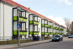 2-stöckiges Wohnhaus mit Balkonen und mehreren Eingängen