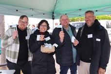 Jenny Barthel verteilte an die Mitwirkenden kleine Präsente.