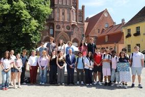 Die Delegation mit OB Keip vor dem Springbrunnen am Rathaus.