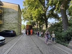 In der Wollenweberstraße begutachteten sie die Kanalisationsarbeiten.