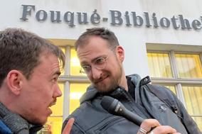 Raab und Behrend vor der Bibliothek