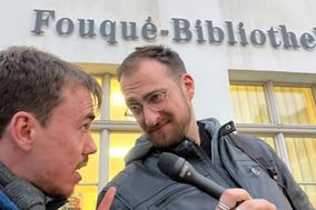 Nicolai Raab (links) und Nils Behrend vor der Fouqué-Biblikothek