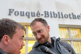 Raab und Berendt vor der Bibliothek