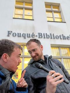 Raab und Behrend vor der Bibliothek