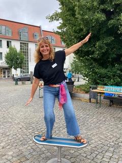 Frau steht auf dem Spielgerät