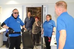 Der Oberbürgermeister probierte einen Alterssimulationsanzug aus.