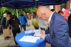 OB Keip beim Unterschreiben der Petition.