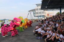 Drachentänzer vor der Tribüne