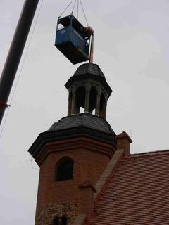 Turmhaube auf den wieder aufgemauerten Glockenturm der St. Paulikirche gesetzt