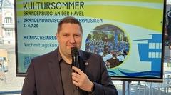 Christoph Trapp schilderte im Namen des Lions-Clubs Brandenburg die Spendenziele des Benefizkonzertes im Rahmen der Wassermusiken.