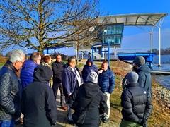 Masters Commission Chair Ron Chen (Mitte) im Gespräch mit den WR-Delegierten und den OK-Mitgliedern.