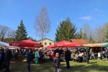 Blick auf dem gut besuchten Festplatz