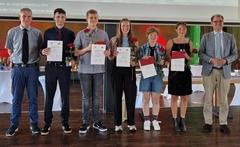 Glückwunsch an die fünf Abiturientinnen und Abiturienten mit der Traumnote 1.