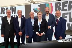 Kanu-Funktionäre mit Sportminister Hoffmann und OB Keip.