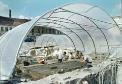 Bild mit Zelt von den Ausgrabungen auf dem Neustädtischen Markt.