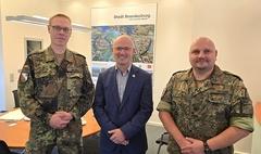 Oberstleutnant Christian Matera, Oberbürgermeister Daniel Keip und Oberstleutnant André Becker.