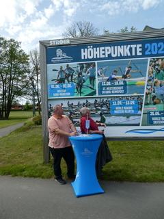 Kanuten vor dem Plakat