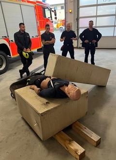 Unter einem Betonblock war eine "Person" eingeklemmt.