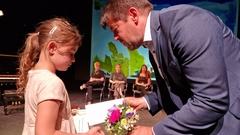 Oberbürgermeister Steffen Scheller übergab den von der SPZ Senioren- und Pflegezentrum gGmbH spendierten Sonderpreis an Zoey Marlleen Ulrich.