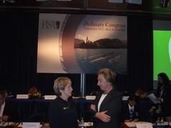 Oberbürgermeisterin Dr. Dietlind Tiemann (links) spricht mit Svetla Otzetova (FISA Event Director).