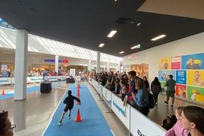 Kind sprintet einen Parcour ab