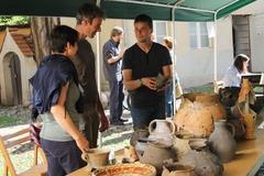 Archäologe Torsten Geue im Gespräch mit interessierten Besuchern am Tag des offenen Denkmals 2015 im Hof des Frey-Hauses (Stadtmuseum)