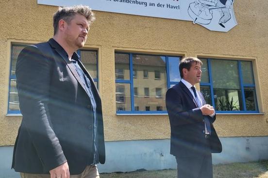 Oberbürgermeister Steffen Scheller (r.) und Musikschulleiter ARndt Jeschke bei der Einweihung