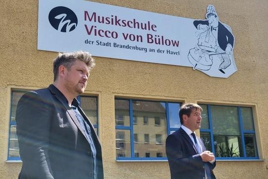 Oberbürgermeister Steffen Scheller (r.) und Musikschulleiter ARndt Jeschke bei der Einweihung