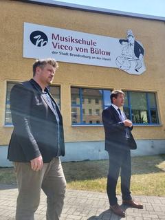 Oberbürgermeister Steffen Scheller (rechts) und Musikschulleiter ARndt Jeschke bei der Einweihung