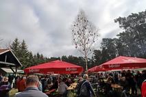 Der Osterbaum überragte die Stände deutlich