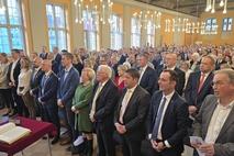 Die Gästeschar sang mit.