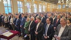 Die Gästeschar sang mit.