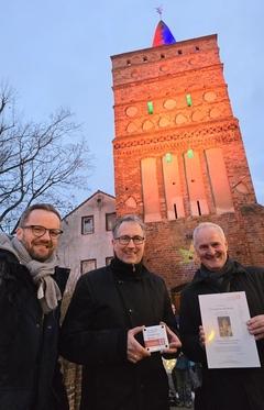 Dr. Jürgen Peters nimmt im Beisein von Bürgermeister Michael Müller (links) die Plakette und Urkunde von Bernd Rubelt entgegen.
