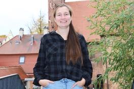 Dorina Diesing vor dem Rathaus.