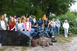 Schülerinnen und Schüler der Otto-Tschirch-Oberschule säubern Stadtwald