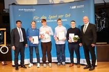 Steffen Scheller und Gerd Wartenberg mit den Ruderern Linda Betker, Andreas Meyer, Karl Pfeiffer und Edgar Steffens.